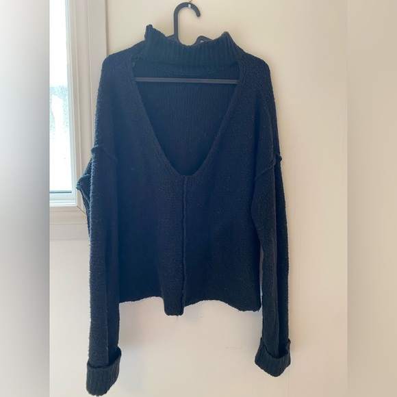 Black LINE Backless Knit Sweater - Picture 3 of 5